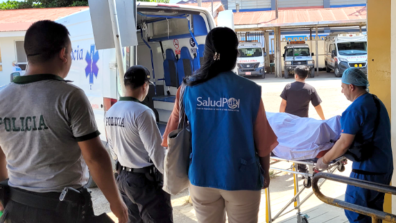 Médicos en ambulancia con paciente