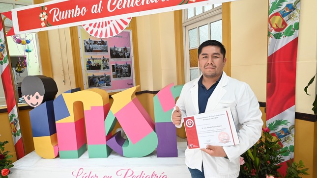 INSN: Dr. Ticona sube al podio por extirpar tumor de niño de 2 años sin realizar cortes ni generar cicatriz