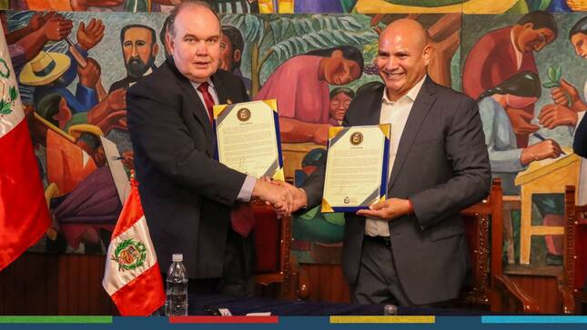 El alcalde provincial de Cajamarca, Joaquin Ramírez Gamarra, y el alcalde de la Municipalidad Metropolitana de Lima, Rafael López Aliaga, han unido fuerzas en una histórica carta de intención para consolidar un convenio de colaboración interinstitucional.
✅Su objetivo es establecer una colaboración sólida y sostenible en beneficio de la salud pública, el desarrollo territorial y urbano, la promoción del turismo, la gestión del transporte urbano, la seguridad ciudadana y otras iniciativas conjuntas que mejorarán la calidad de vida de los cajamarquinos. 
✨📌Esta alianza promete un futuro más brillante y próspero para nuestra Cajamarca.