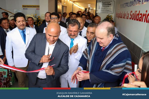 En un importante evento que contó con la destacada presencia del alcalde provincial de Cajamarca, Joaquín Ramírez Gamarra, y el alcalde de la Municipalidad Metropolitana de Lima, Rafael López Aliaga, así como con la participación de médicos de todo el país, se llevó a cabo la inauguración del Hospital de la Solidaridad, ubicado en la Av. San Martín de Porres 546 sede Cajamarca.
✅Este nuevo centro de salud representa un hito en la atención médica de la provincia y se erige como un símbolo de la importancia que se le otorga a la salud de la población cajamarquina. El evento inaugural marcó el inicio de una etapa crucial en la prestación de servicios médicos de calidad a la comunidad, con un enfoque en la accesibilidad y asequibilidad de la atención baljo el lema "Aquí damos buen trato"
📌El Hospital de la Solidaridad en Cajamarca ofrece atención en más de 20 especialidades médicas, lo que garantiza una amplia gama de servicios de salud para la población local. Además, se ha equipado con la más alta tecnología y se ha reunido a un destacado equipo de profesionales de la salud, lo que asegura un estándar de atención de primer nivel.
🗣El alcalde Joaquín Ramírez Gamarra expresó su satisfacción por la apertura del Hospital de la Solidaridad y señaló que este es un paso importante hacia la mejora de la atención médica en la región. Por su parte, el alcalde Rafael López Aliaga destacó la importancia de la colaboración intermunicipal para llevar adelante proyectos de esta magnitud.