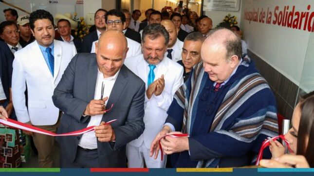 En un importante evento que contó con la destacada presencia del alcalde provincial de Cajamarca, Joaquín Ramírez Gamarra, y el alcalde de la Municipalidad Metropolitana de Lima, Rafael López Aliaga, así como con la participación de médicos de todo el país, se llevó a cabo la inauguración del Hospital de la Solidaridad, ubicado en la Av. San Martín de Porres 546 sede Cajamarca. 
✅Este nuevo centro de salud representa un hito en la atención médica de la provincia y se erige como un símbolo de la importancia que se le otorga a la salud de la población cajamarquina. El evento inaugural marcó el inicio de una etapa crucial en la prestación de servicios médicos de calidad a la comunidad, con un enfoque en la accesibilidad y asequibilidad de la atención baljo el lema "Aquí damos buen trato" 
📌El Hospital de la Solidaridad en Cajamarca ofrece atención en más de 20 especialidades médicas, lo que garantiza una amplia gama de servicios de salud para la población local. Además, se ha equipado con la más alta tecnología y se ha reunido a un destacado equipo de profesionales de la salud, lo que asegura un estándar de atención de primer nivel.
🗣El alcalde Joaquín Ramírez Gamarra expresó su satisfacción por la apertura del Hospital de la Solidaridad y señaló que este es un paso importante hacia la mejora de la atención médica en la región. Por su parte, el alcalde Rafael López Aliaga destacó la importancia de la colaboración intermunicipal para llevar adelante proyectos de esta magnitud.