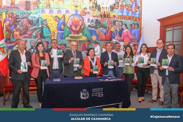 Con el objetivo de sensibilizar a la población sobre la importancia de preservar y conservar nuestros bosques, así como de propiciar un ambiente saludable para una mejor calidad de vida de los cajamarquinos, la gerencia Desarrollo Ambiental de la Municipalidad Provincial de Cajamarca viene impulsando la Semana Forestal Nacional. 🌱
📢 A través del lema “Bosques en todas partes al mismo tiempo”, ha iniciado la Semana Forestal Nacional 2023, liderada por Serfor Perú que reúne a diversas instituciones como la Municipalidad Provincial de Cajamarca, Newmont, Capítulo de Ingenieros Forestales CIP Caj, INIA, la Dirección Regional de Agricultura – GORECAJ, ADEFOR, UNC, ANA, entre otros, con la finalidad de preservar nuestros ecosistemas forestales que albergan vida y son una gran fuente de bienes y servicios.
🗣️“Este año, a través de estas actividades buscamos evidenciar la necesidad de preservar los bosques y ecosistemas forestales, fomentando la sensibilización y la educación ambiental en acciones de sostenibilidad para nuestro planeta, que nos permitan seguir contando con reservorios de agua dulce, con nuestra biodiversidad y hábitat natural de flora y fauna” expresó Deisy Carrasco, responsable de la GDA.