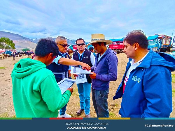 El Complejo Pecuario continúa con la reubicación de los vendedores de alimentos. Esta medida ha sido bien recibida por los comerciantes, ya que el objetivo es proporcionar un entorno más ordenado y seguro para los compradores y vendedores. La reubicación se llevó a cabo de manera sistemática y organizada, garantizando que cada comerciante tenga un espacio adecuado para la venta de sus productos.
📌Además, en un esfuerzo conjunto entre el Complejo Pecuario Iscoconga y la Primera Fiscalía de Prevención del Delito, se ha llevado a cabo una campaña de sensibilización para combatir el delito de abigeato. Esta iniciativa tiene como objetivo educar a los comerciantes y al público en general sobre la gravedad de este delito y las medidas que se pueden tomar para prevenirlo.
🤝La Primera Fiscalía felicitó la iniciativa de la Pecuaria de buscar el ordenamiento del establecimiento. El Ingeniero Milton Velásquez, administrador del Complejo Pecuario, manifestó que los comerciantes han acogido con satisfacción esta iniciativa, reconociendo la importancia de estar ordenados, informados y preparados para brindar una mejor atención a la población.
La Municipalidad Provincial de Cajamarca y la Fiscalía continúan comprometidos trabajando por el orden y la salud de la población en el Complejo Pecuario. Con estas iniciativas, Cajamarca renace como un lugar seguro y ordenado para todos.