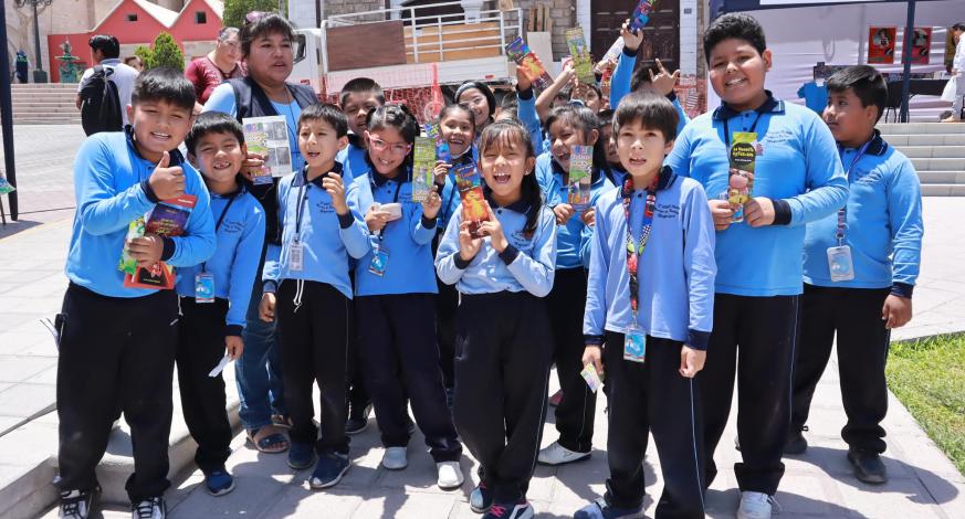 El tercer día de la FIL Moquegua 2023 continúa con su apuesta por dar cabida en su programación a una gran variedad de géneros, recibiendo a familias enteras encandiladas por los más de 40 stands ubicados en la Plaza de Armas.