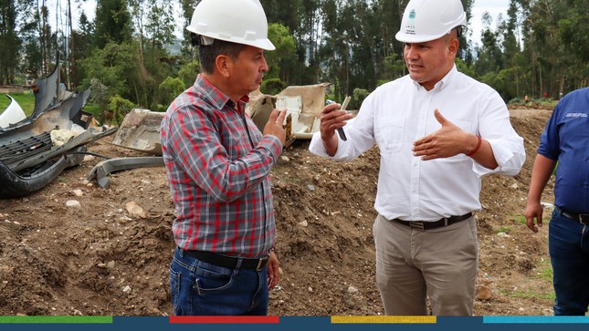 El alcalde provincial de Cajamarca, Joaquín Ramírez Gamarra, llevó a cabo una visita de inspección a los avances de la apertura y limpieza de la faja marginal en la zona de Columbo, trabajos que servirán para la construcción de la Nueva Gran Vía de Evitamiento, un proyecto de vital importancia para Cajamarca. Estos esfuerzos se enmarcan en el compromiso de la comuna local de garantizar una infraestructura moderna para garantizar la transitabilidad de la ciudad. 
🗣La primera autoridad edil expresó su satisfacción por los avances alcanzados hasta el momento y reafirmó el compromiso de su gestión con la mejora de la infraestructura urbana de Cajamarca. También hizo un llamado a la comunidad a colaborar y ser parte activa en el proceso de desarrollo de la ciudad, haciendo énfasis en no invadir el espacio intangible que le pertenece a la faja marginal del río Mashcón. 