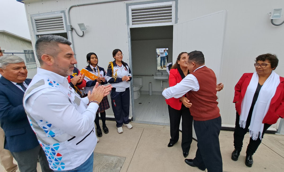 Equipo de Escuelas Bicentenario inspecciona avances en ambiente temporal para la IE 6064 Francisco Bolognesi