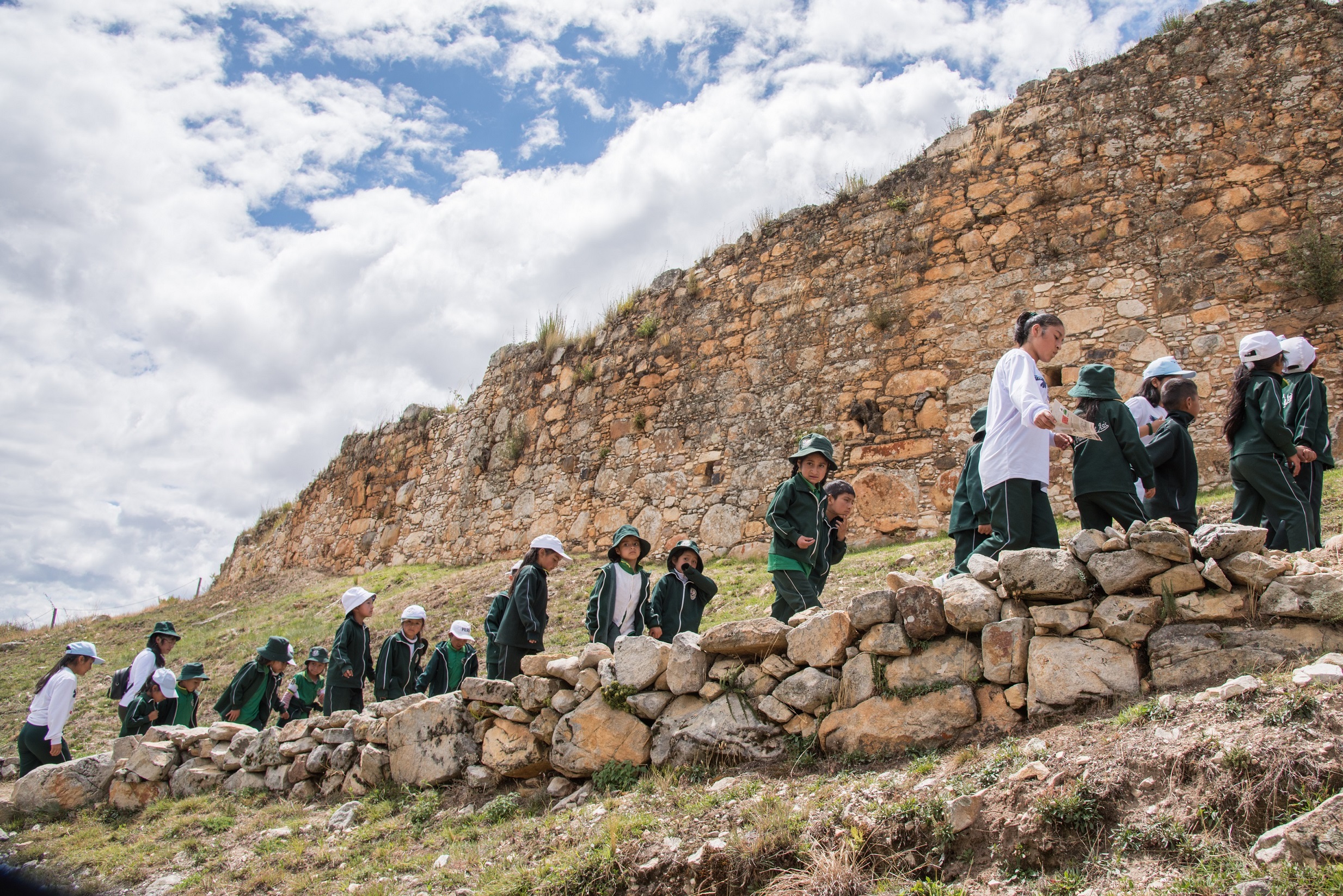 Escolares participando de la jornada culturale en Cerro Miraflores