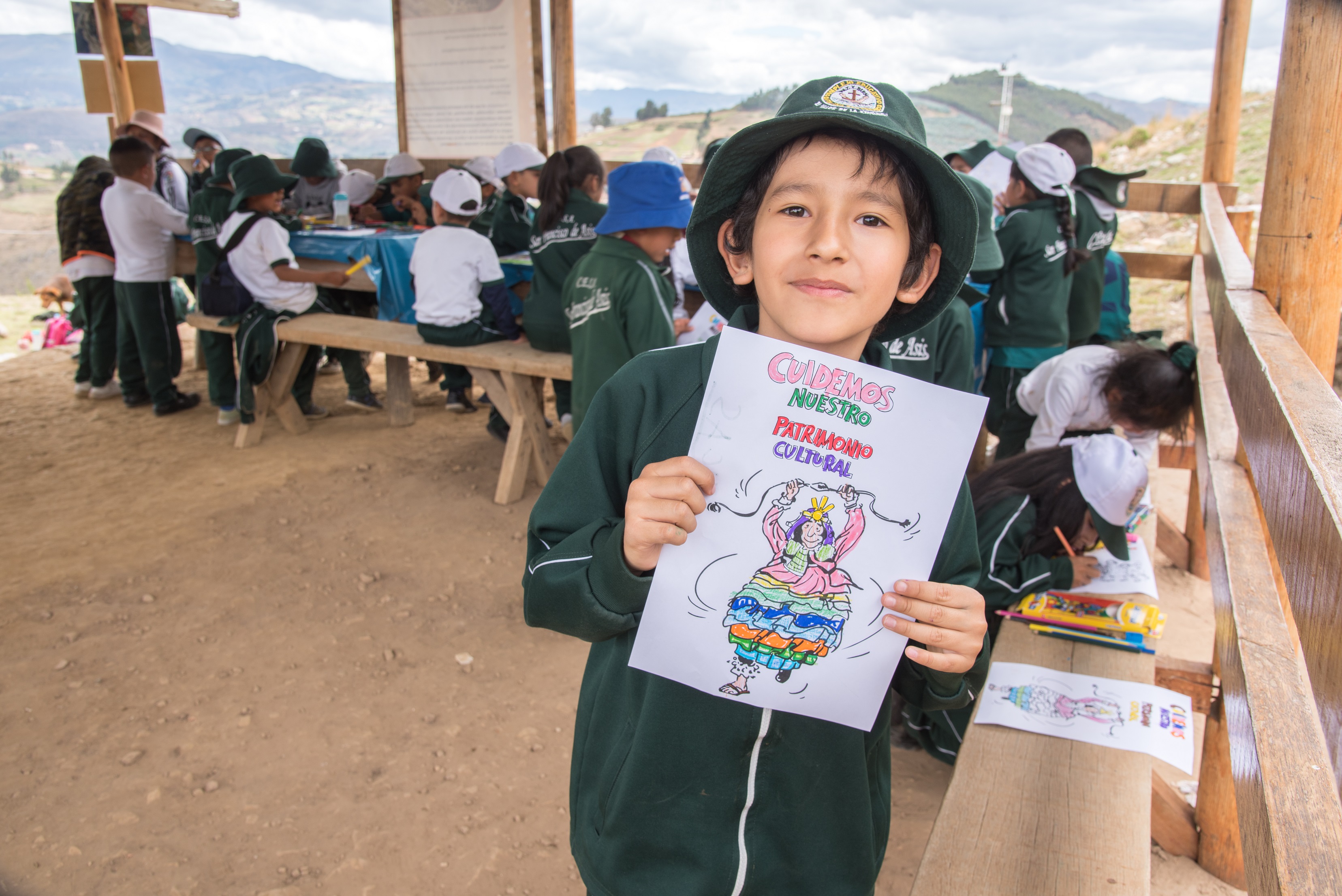 Escolares participando de la jornada culturale en Cerro Miraflores