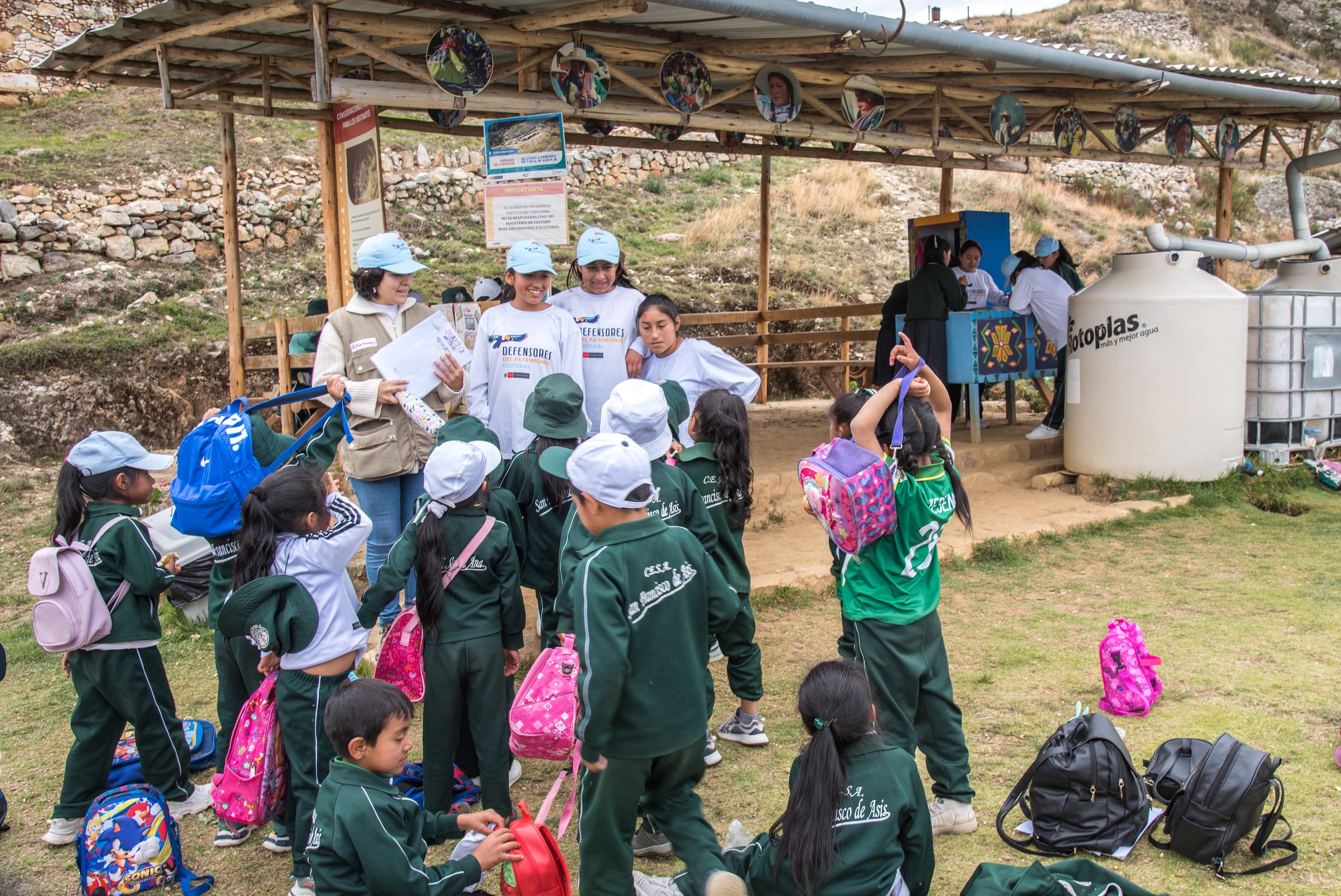 Escolares participando de la jornada culturale en Cerro Miraflores