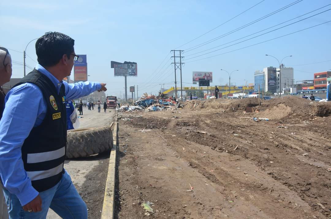 Alcalde señalando espacio recuperado