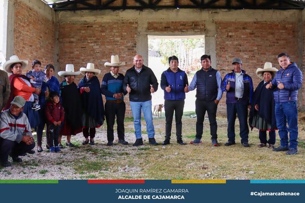 El alcalde provincial de Cajamarca, Joaquin Ram铆rez Gamarra, visit贸 el Centro Poblado de Porc贸n La Esperanza para desarrollar una reuni贸n de trabajo con las autoridades de esta zona de la provincia a fin de coordinar acciones que impulsen su desarrollo.
馃彌 La primera autoridad edil visit贸 el proyecto de la casa comunal, donde gracias al programa Renace se consigui贸 hacer realidad el techado del mismo, y se espera culminarlo con apoyo de la poblaci贸n y la comuna provincial durante el pr贸ximo a帽o.