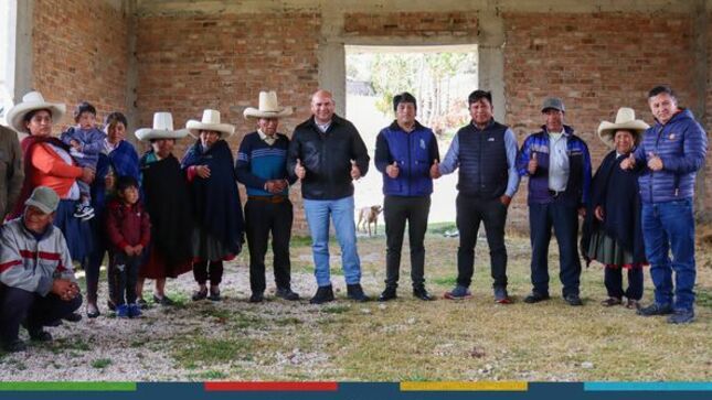 El alcalde provincial de Cajamarca, Joaquin Ramírez Gamarra, visitó el Centro Poblado de Porcón La Esperanza para desarrollar una reunión de trabajo con las autoridades de esta zona de la provincia a fin de coordinar acciones que impulsen su desarrollo.
🏛 La primera autoridad edil visitó el proyecto de la casa comunal, donde gracias al programa Renace se consiguió hacer realidad el techado del mismo, y se espera culminarlo con apoyo de la población y la comuna provincial durante el próximo año.