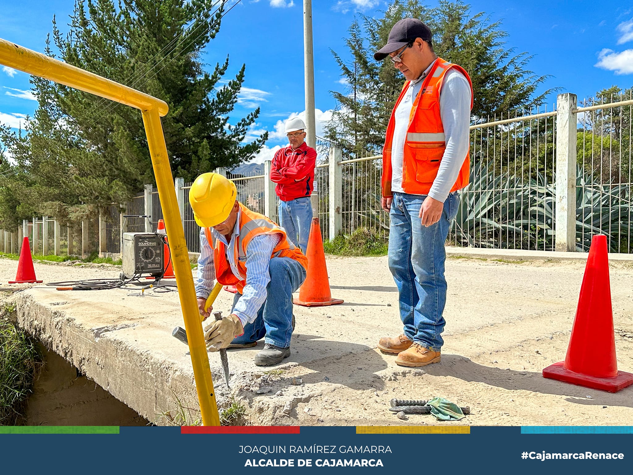 La Municipalidad Provincial de Cajamarca, a través de la gerencia de vialidad y transporte instaló letreros y señalización en la avenida Universitaria, con la finalidad de garantizar la seguridad de conductores y peatones en el tránsito de esta importante vía de la ciudad.
🚨 Por años esta avenida no contó con señalización de tránsito y, a pesar de los accidentes, nunca fue atendida por las autoridades.
💯 No obstante, en la actual gestión municipal liderada por el alcalde Joaquin Ramírez Gamarra, se dispuso la instalación de barandas en el puente vehicular y señalización adecuada para minimizar los riesgos a la ciudadanía.