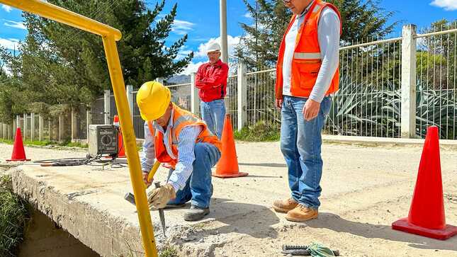 La Municipalidad Provincial de Cajamarca, a través de la gerencia de vialidad y transporte instaló letreros y señalización en la avenida Universitaria, con la finalidad de garantizar la seguridad de conductores y peatones en el tránsito de esta importante vía de la ciudad.
🚨 Por años esta avenida no contó con señalización de tránsito y, a pesar de los accidentes, nunca fue atendida por las autoridades.
💯 No obstante, en la actual gestión municipal liderada por el alcalde Joaquin Ramírez Gamarra, se dispuso la instalación de barandas en el puente vehicular y señalización adecuada para minimizar los riesgos a la ciudadanía.