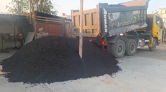 Tras superar inconvenientes de abastecimiento de insumos, la MPT reanudó el parchado de pistas en los jirones Ayacucho y Grau, en el centro de Trujillo.