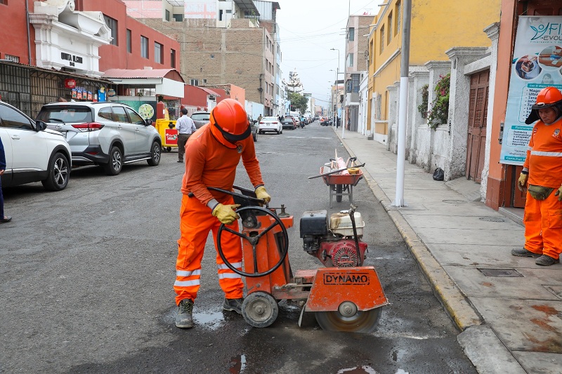 Se ha previsto atender unos 819 m2 de parches, trabajando en turnos de mañana y tarde, con el personal municipal de obras.