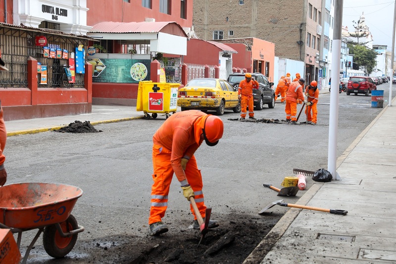 También se está trabajando en el jirón Grau. Después se atenderá otras importante vías del centro histórico de Trujillo.