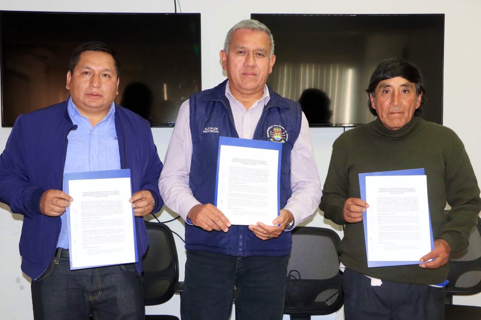 Alcalde Fernando Cárdenas firmó convenio para la construcción de muro talud que ayudará a contener los efectos del FEN en Atavillos Alto
