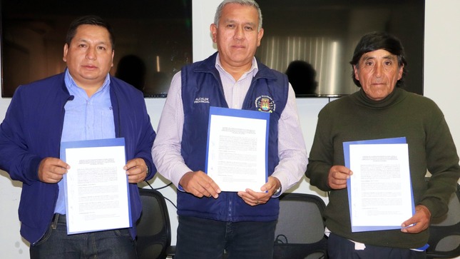 Alcalde Fernando Cárdenas firmó convenio para la construcción de muro talud que ayudará a contener los efectos del FEN en Atavillos Alto