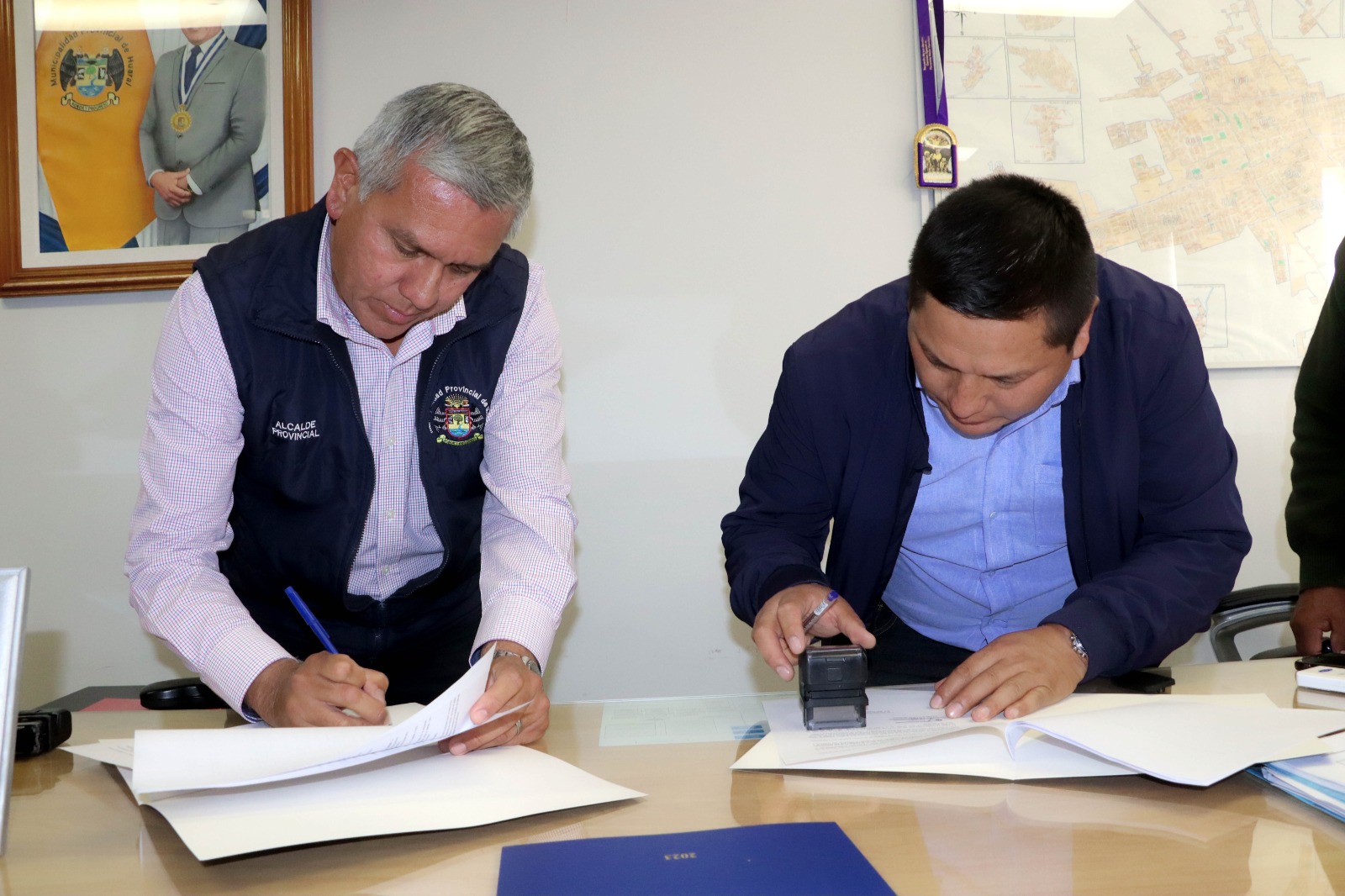 Alcalde Fernando Cárdenas firmó convenio para la construcción de muro talud que ayudará a contener los efectos del FEN en Atavillos Alto