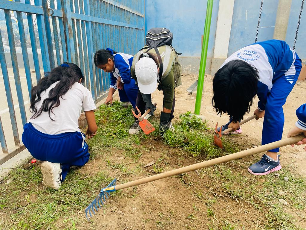 MPH promovió jornada de limpieza y sembrado de plantas en jardines de la I.E. 20403