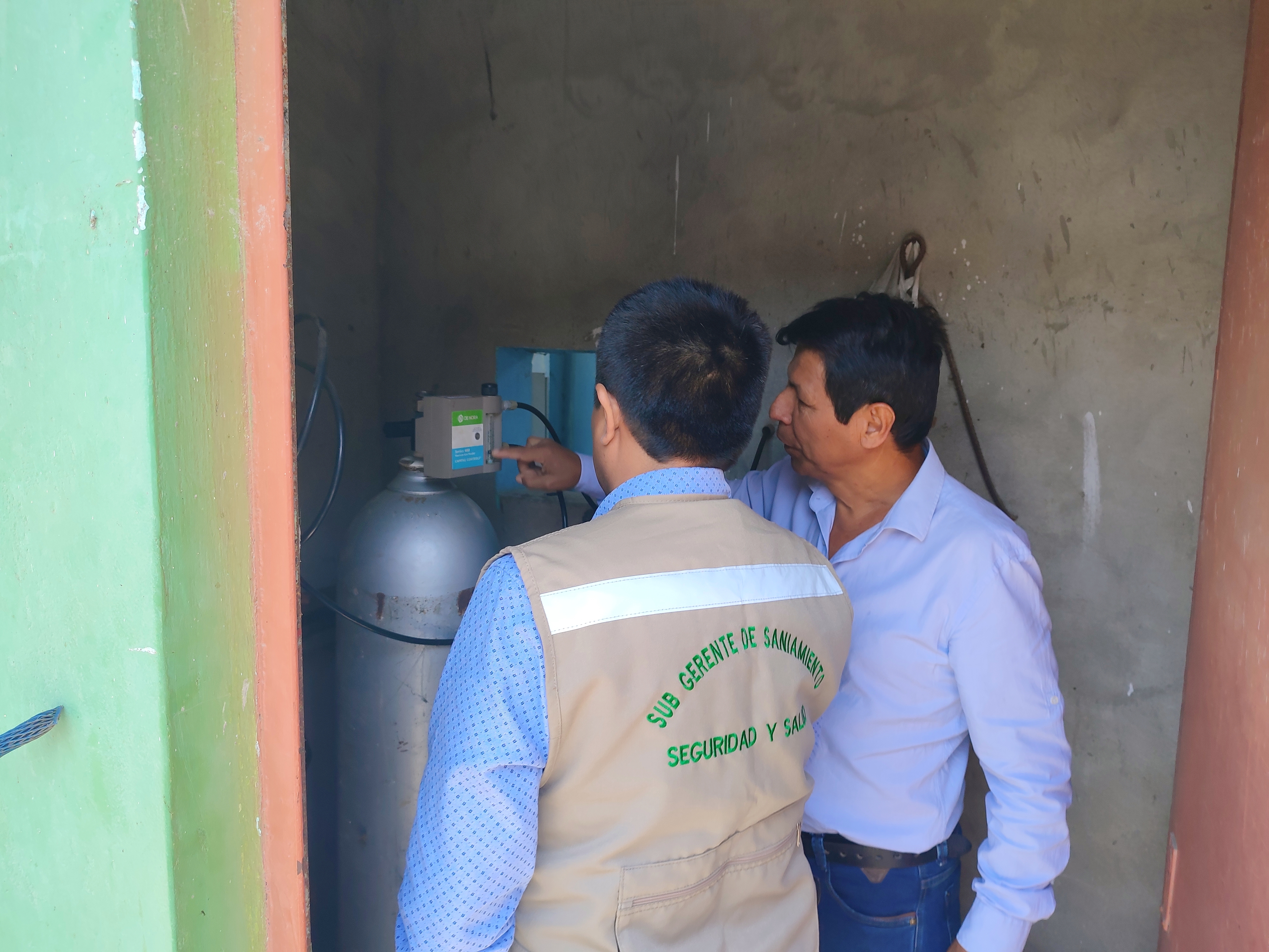 Servidor edil supervisando el mantenimiento del inyector electrónico del pozo de agua San Pedro N°5
