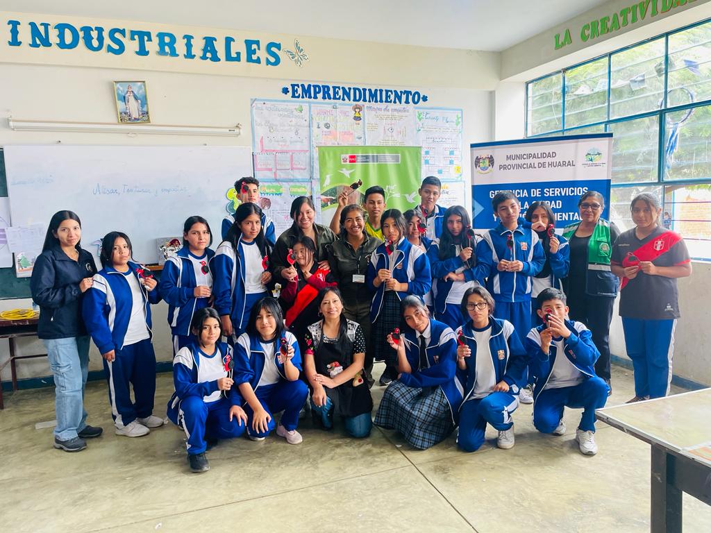Escolares elaboraron curiosa artesanía de ave "Turtupilin" en taller promovido por la MPH