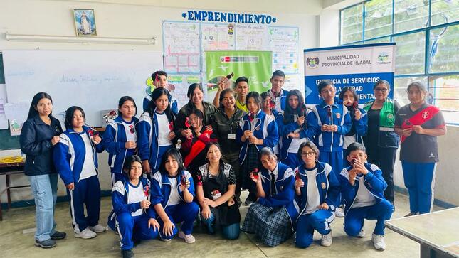 Escolares elaboraron curiosa artesanía de ave "Turtupilin" en taller promovido por la MPH