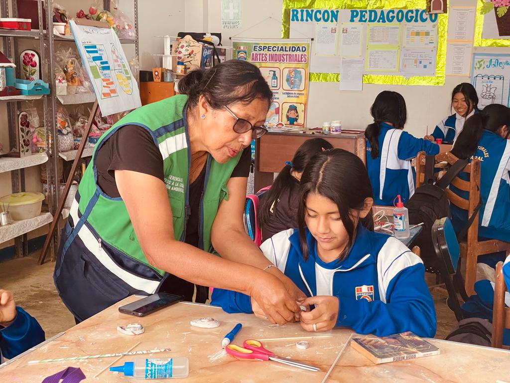 Escolares elaboraron curiosa artesanía de ave "Turtupilin" en taller promovido por la MPH