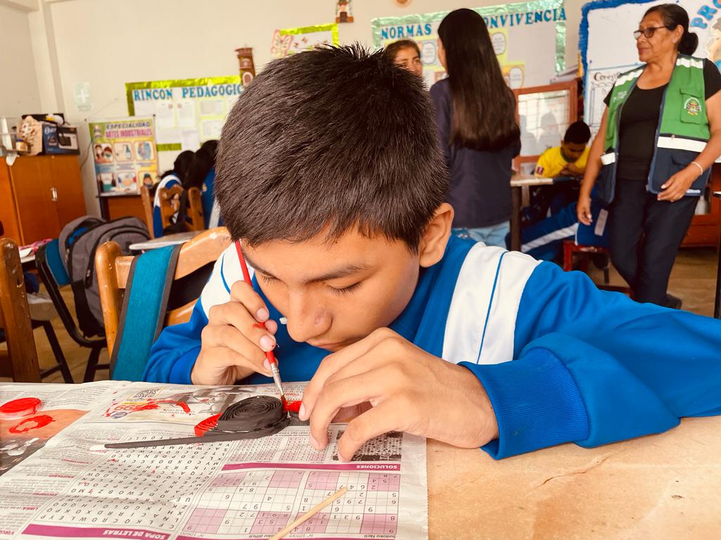 Escolares elaboraron curiosa artesanía de ave "Turtupilin" en taller promovido por la MPH