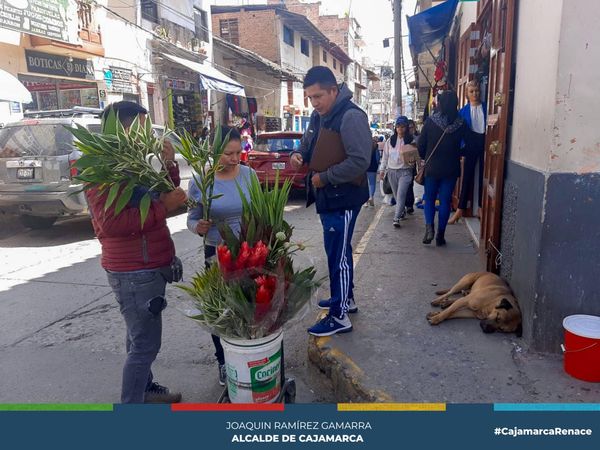 La Municipalidad Provincial de Cajamarca, a trav茅s de la subgerencia de Planificaci贸n Territorial y Centro Hist贸rico, viene informando y exhortando de manera reiterativa a todos los comerciantes ambulantes que se ubican en el centro hist贸rico en base a la Ordenanza Municipal 508 CMPC y haciendo respetar el reglamento de nuestra zona monumental para mejorar la transitabilidad y liberar los espacios p煤blicos, as铆 como evitar que los cajamarquinos arriesguen sus vidas caminando por la pista.