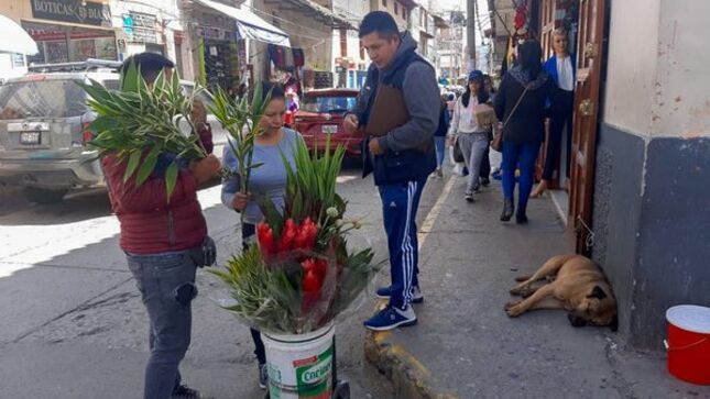 La Municipalidad Provincial de Cajamarca, a través de la subgerencia de Planificación Territorial y Centro Histórico, viene informando y exhortando de manera reiterativa a todos los comerciantes ambulantes que se ubican en el centro histórico en base a la Ordenanza Municipal 508 CMPC y haciendo respetar el reglamento de nuestra zona monumental para mejorar la transitabilidad y liberar los espacios públicos, así como evitar que los cajamarquinos arriesguen sus vidas caminando por la pista. 
