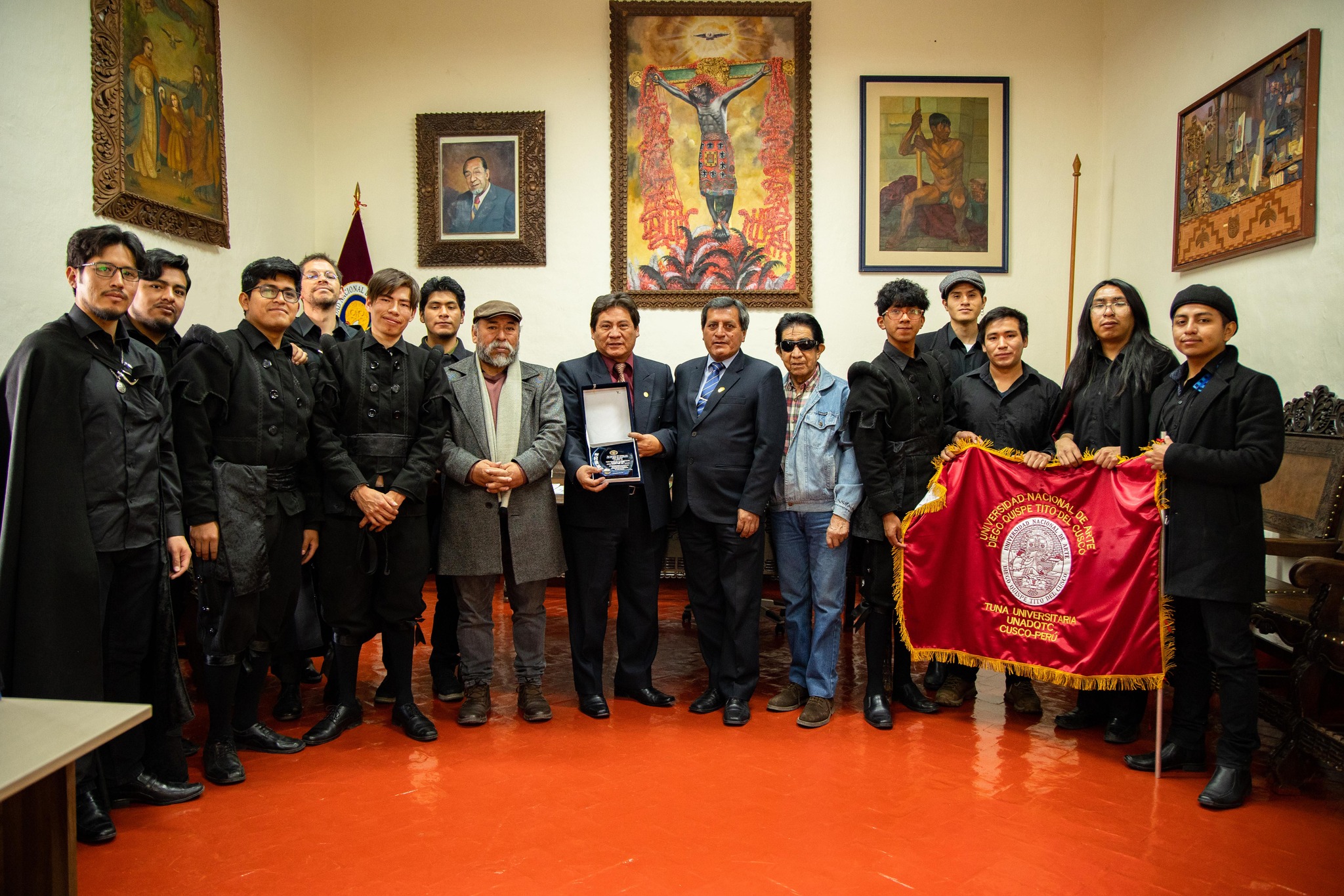 Integrantes de la Tuna junto a la Comisión Organizadora de la UNADQTC
