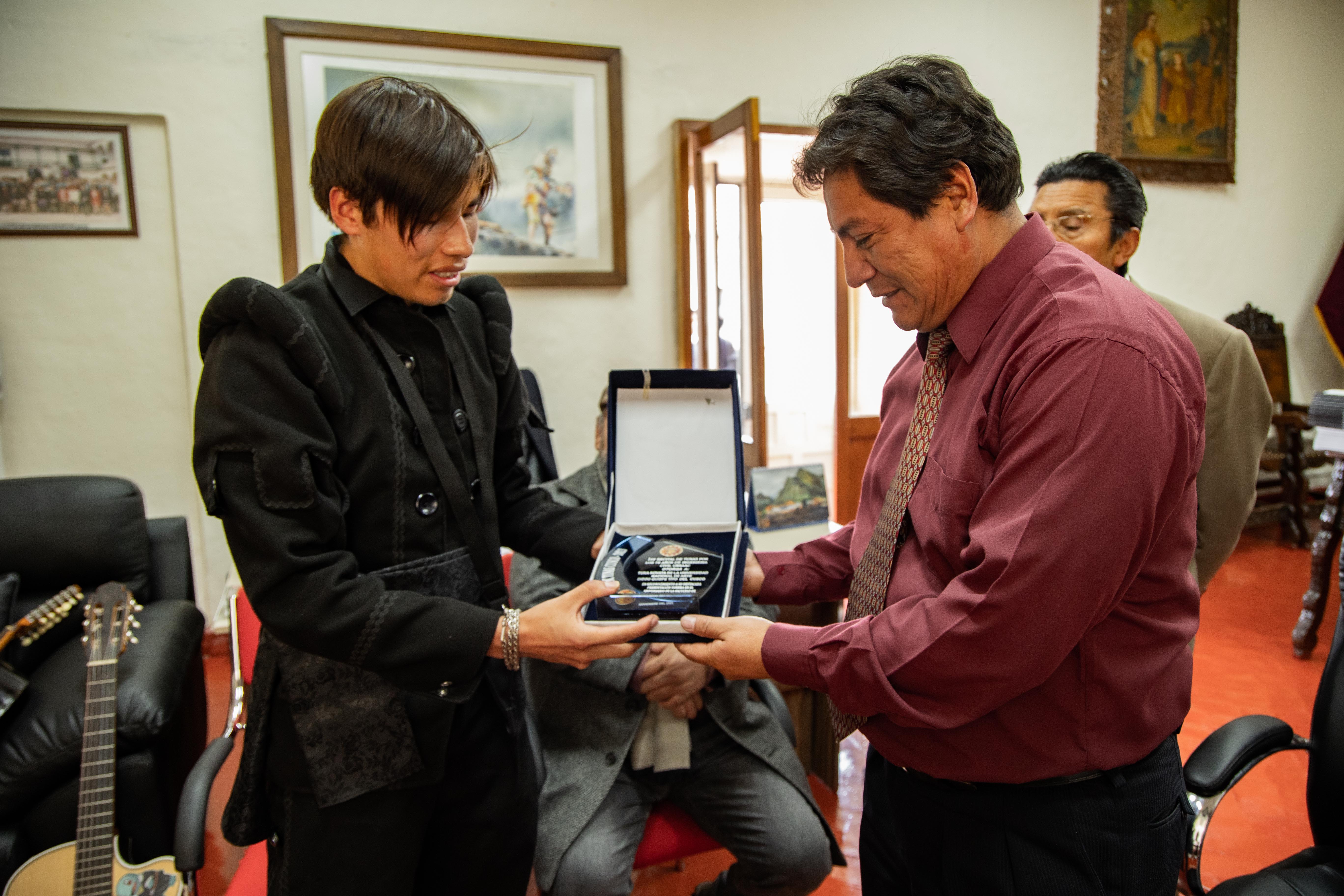 Entrega del reconocimiento al presidente de la Comisión Organizadora de la UNADQTC, Mag. José Luis Fernández Salcedo