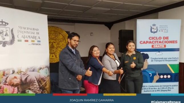 La Municipalidad Provincial de Cajamarca, a través de la gerencia de Transportes y Seguridad Vial, ha anunciado en una conferencia de prensa el lanzamiento del ciclo de capacitaciones dirigido a conductores de transporte público, el cual ha sido denominado "Conduciendo por una Cultura de Transporte Responsable" que se desarrollará del 09 al 30 de noviembre y en su segunda etapa del 05 al 22 de diciembre. 
📌Este es un esfuerzo por elevar los estándares de calidad y seguridad en el transporte público, teniendo como objetivo fundamental brindar capacitación de alto nivel a los conductores, promoviendo conductas responsables y seguras en su labor diaria. Estas capacitaciones se presentan como una contribución significativa para la mejora de la experiencia de los pasajeros y la seguridad vial en la provincia de Cajamarca. 
✅En la conferencia de prensa, la regidora Julia Guerrero, quien también preside la Comisión de Transporte de la comuna local, enfatizó la importancia de este ciclo de capacitaciones, destacando que su propósito principal es la mejora tanto de la conducta como del actuar de los conductores de transporte público. Guerrero subrayó que la meta es crear una cultura de transporte responsable, donde la seguridad de los pasajeros y peatones sea una prioridad.
En esta primera etapa capacitaremos a más de 6 mil conductores de transporte público.  