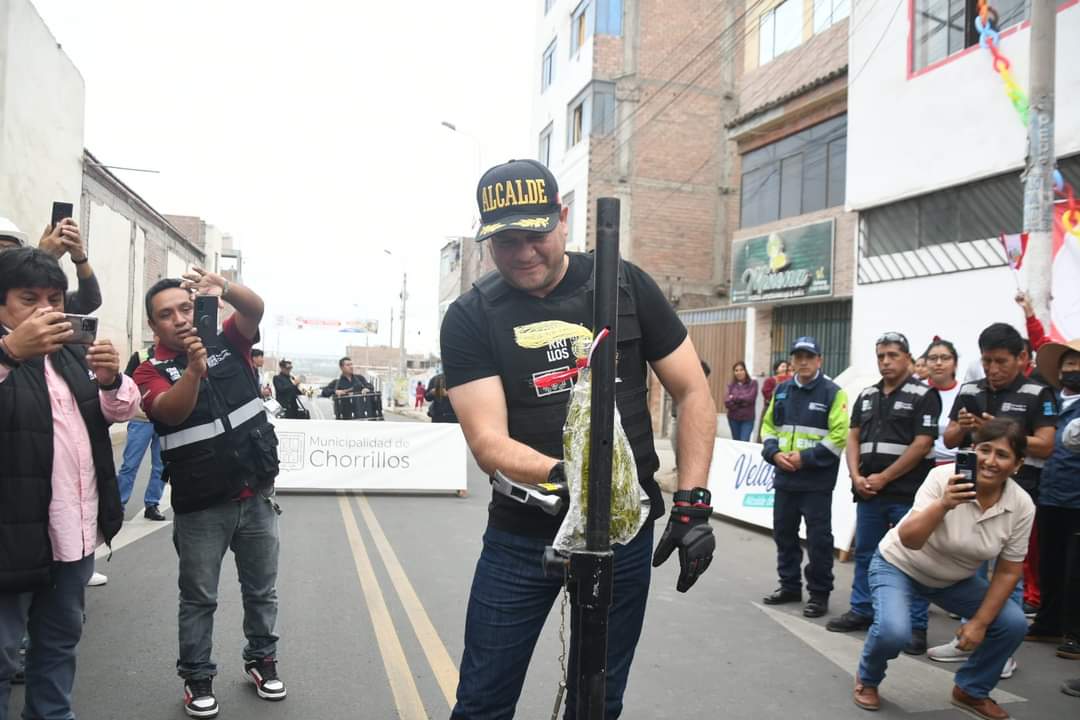 Alcalde Fernando Velasco inauguró todo el tramo junto a los vecinos 