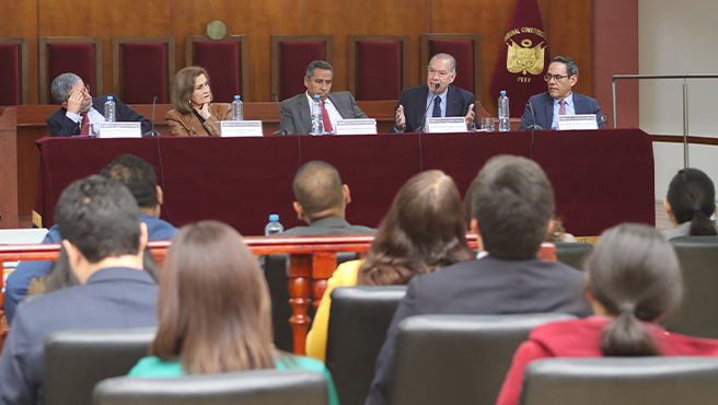 El presidente del Tribunal Constitucional (TC), magistrado Francisco Morales Saravia, junto a la vicepresidenta, magistrada Luz Pacheco Zerga, así como los magistrados Helder Domínguez Haro, director general del Centro de Estudios Constitucionales (CEC) y Manuel Monteagudo Valdez, reflexionaron junto al jurista argentino Jorge Alejandro Amaya sobre “El debate histórico y actual sobre la última palabra constitucional”, en la conferencia que dio el profesor de la Facultad de Derecho de la Universidad de Buenos Aires.