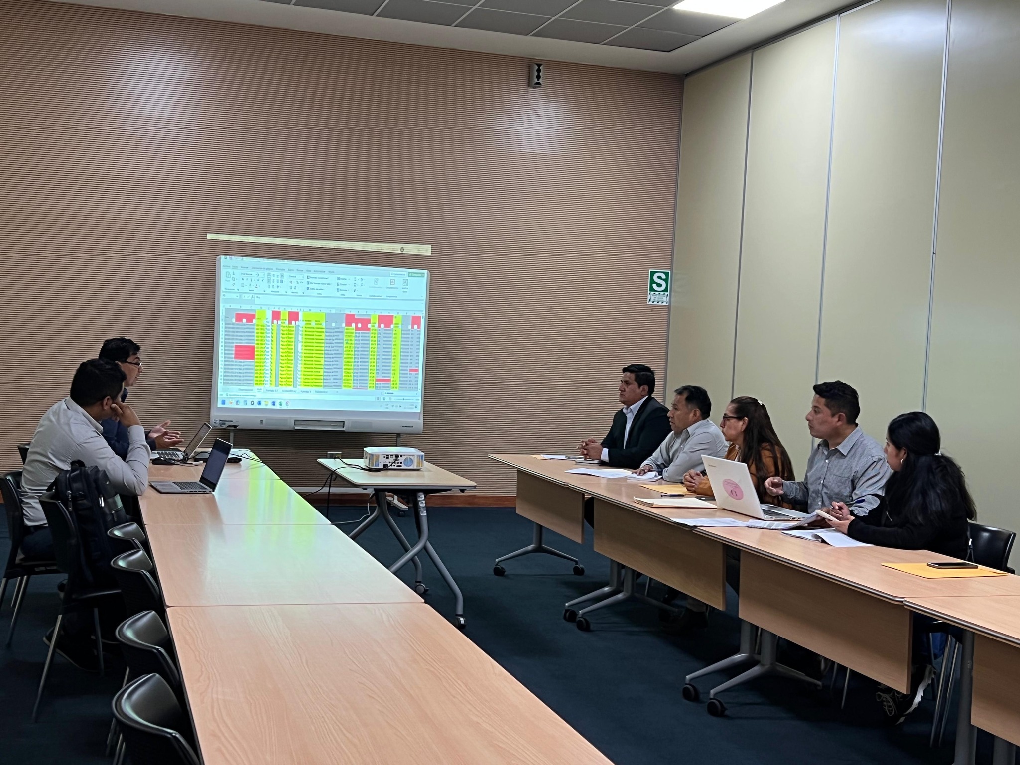 Mesa de trabajo entre el equipo técnico del Hospital Departamental de Huancavelica y el equipo técnico del Ministerio de Economía y Finanzas.