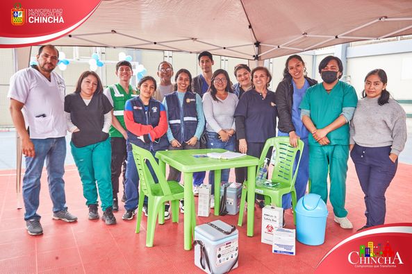 #SaludAnimal I La Municipalidad Provincial de Chincha, comprometido por velar por la salud de las mascotas, realizó la gran campaña canina y felina, el cual consistió en la desparasitación interna y externa, vacunación antirrábica, para más de 150 animalitos, completamente gratis, además de la aplicación de spray anti pulgas y sorteo premios a los asistentes.
La intervención se realizó en el polideportivo municipal y estuvo a cargo de la Sub gerencia de saneamiento, salud y gestión ambiental, en cooperación con veterinarias y el hospital San José, dónde está actividad facilito a los moradores que muchas veces por falta de recursos económicos, no pueden llevar a una veterinaria a sus mascotas para ser atendidos, ya que un servicio médico veterinario particular ascendería a un aproximado de 35 soles, de acuerdo a la veterinaria.
Estás actividades a favor de la población se continuarán realizando, en diferentes fechas,por qué tener las mascotas atendidas es tener una familia saludable.
#MunicipalidadProvincialDeChincha 
#CompromisoQueTransforma