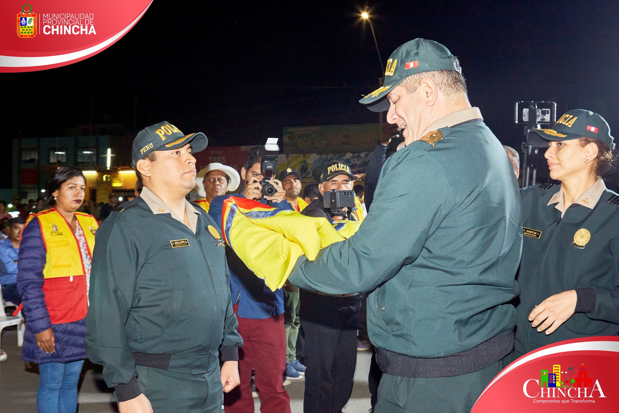 Como parte del trabajo de implementación de las medidas de prevención ante la inseguridad, se realizó la Ceremonia de Juramentación de las Juntas Vecinales de Seguridad Ciudadana en el distrito de el Carmen.
Con la finalidad de reconocer el trabajo y fortalecer los lazos con la comunidad en la lucha contra la delincuencia, se tomó juramento a los integrantes de las Juntas Vecinales de Seguridad Ciudadana, promovidas por la Policía Nacional del Perú.
#MunicipalidadProvincialDeChincha
#CompromisoQueTransforma