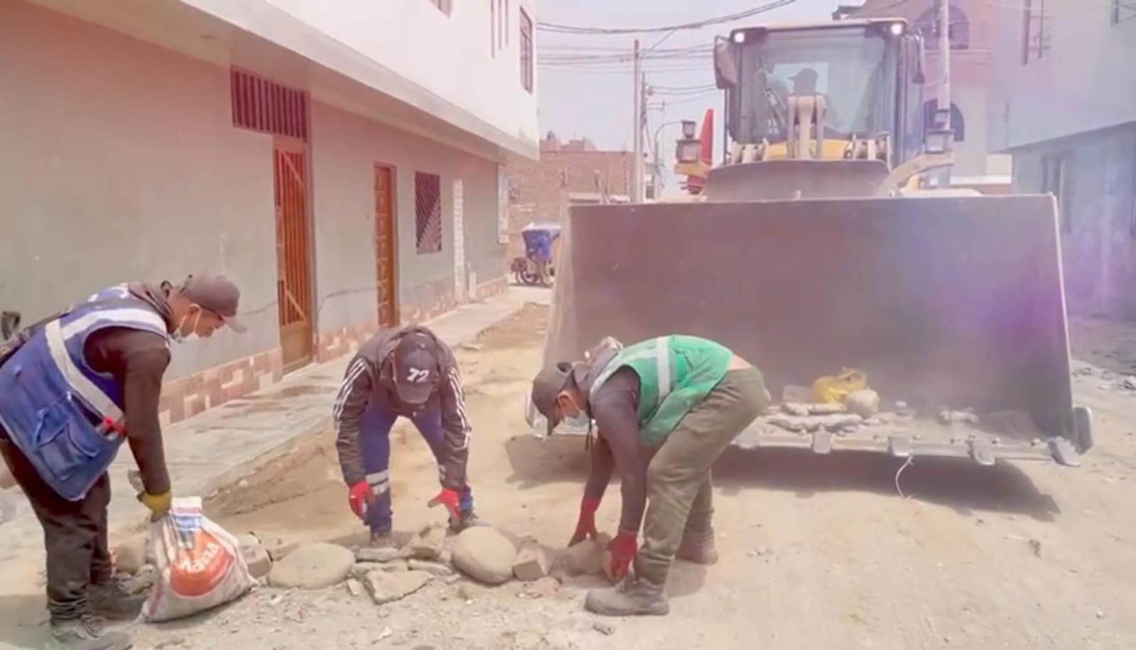 Municipalidad provincial continúa firme en su objetivo de ayudar a más vecinos a limpiar sus techos