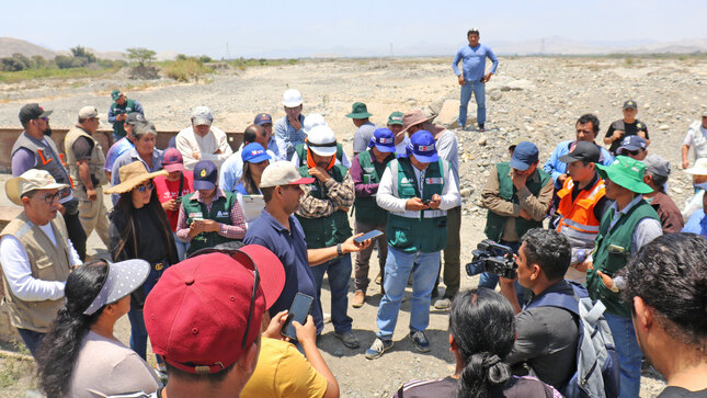 Autoridades reunidas en el sector puente blanco del río Nepeña
