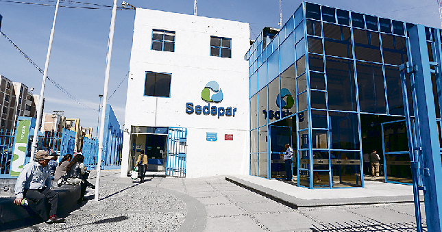 La Contraloría General identificó un perjuicio económico de S/ 9 209 344 a la empresa de Servicio de Agua Potable y Alcantarillado de Arequipa S.A. (Sedapar) por pagos indebidos realizados a trabajadores en los años 2020, 2021 y 2022 por conceptos no remunerativos de refrigerio, asignación alimenticia y movilidad, los cuales fueron pactados como condiciones de trabajo en convenios colectivos.