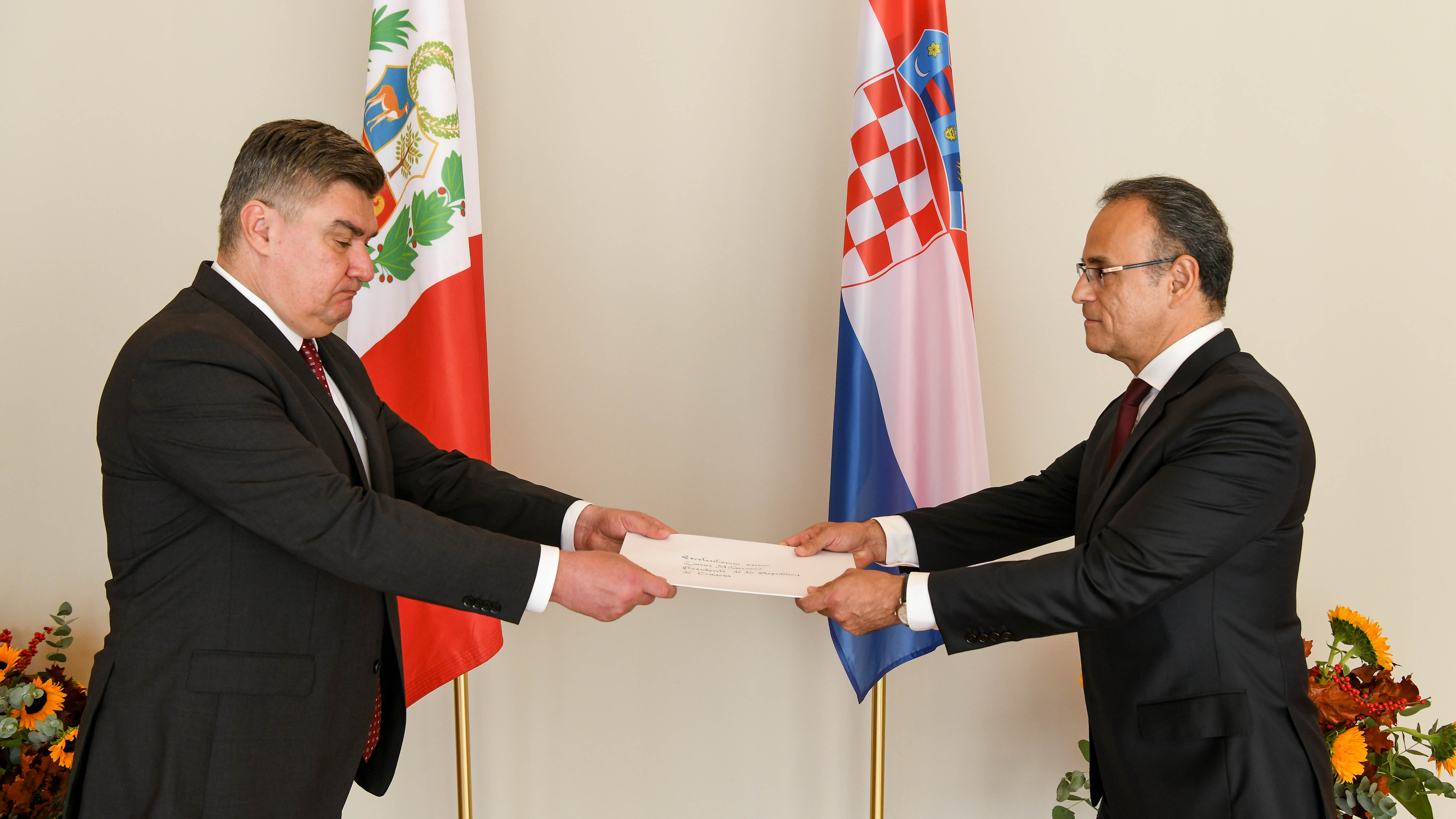 El jueves 9 de noviembre el Embajador Edgard Pérez Alván presentó al Presidente de Croacia, Zoran Milanović, las Cartas Credenciales que lo acreditan como Embajador Extraordinario y Plenipotenciario del Perú en Croacia, con residencia en Hungría.