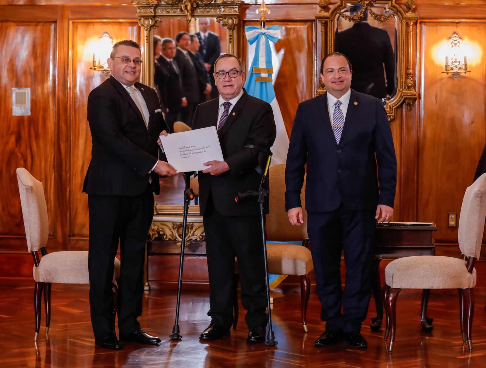 el 13 de octubre el Embajador Jorge Raffo Carbajal presentó las Cartas Credenciales ante el Presidente de Guatemala, Alejandro Giammattei.