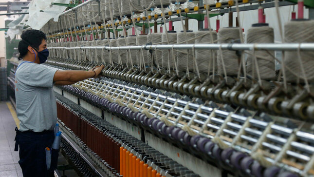 Operario en fábrica textil