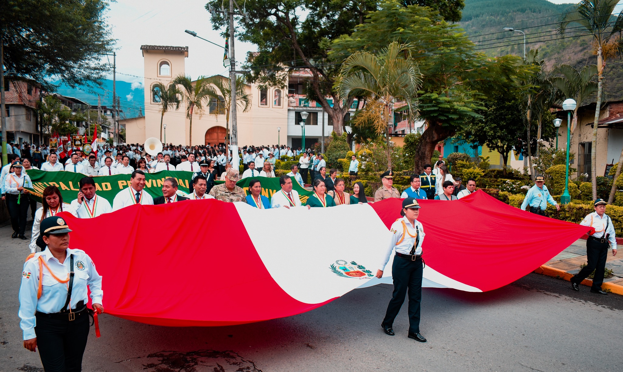 Celebrando 105 años de grandeza paseo e izamiento de la bandera