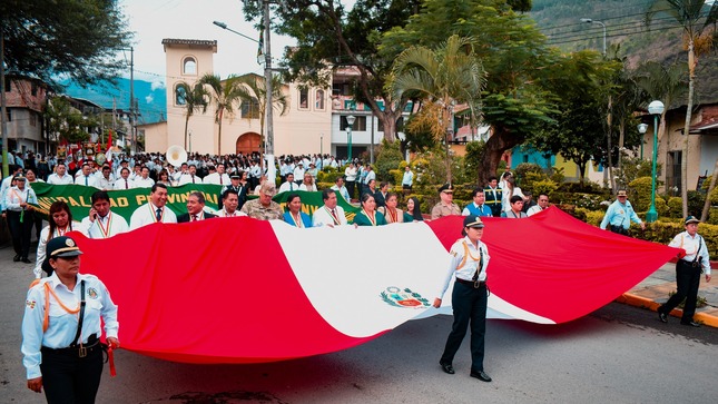 Celebrando 105 años de grandeza paseo e izamiento de la bandera