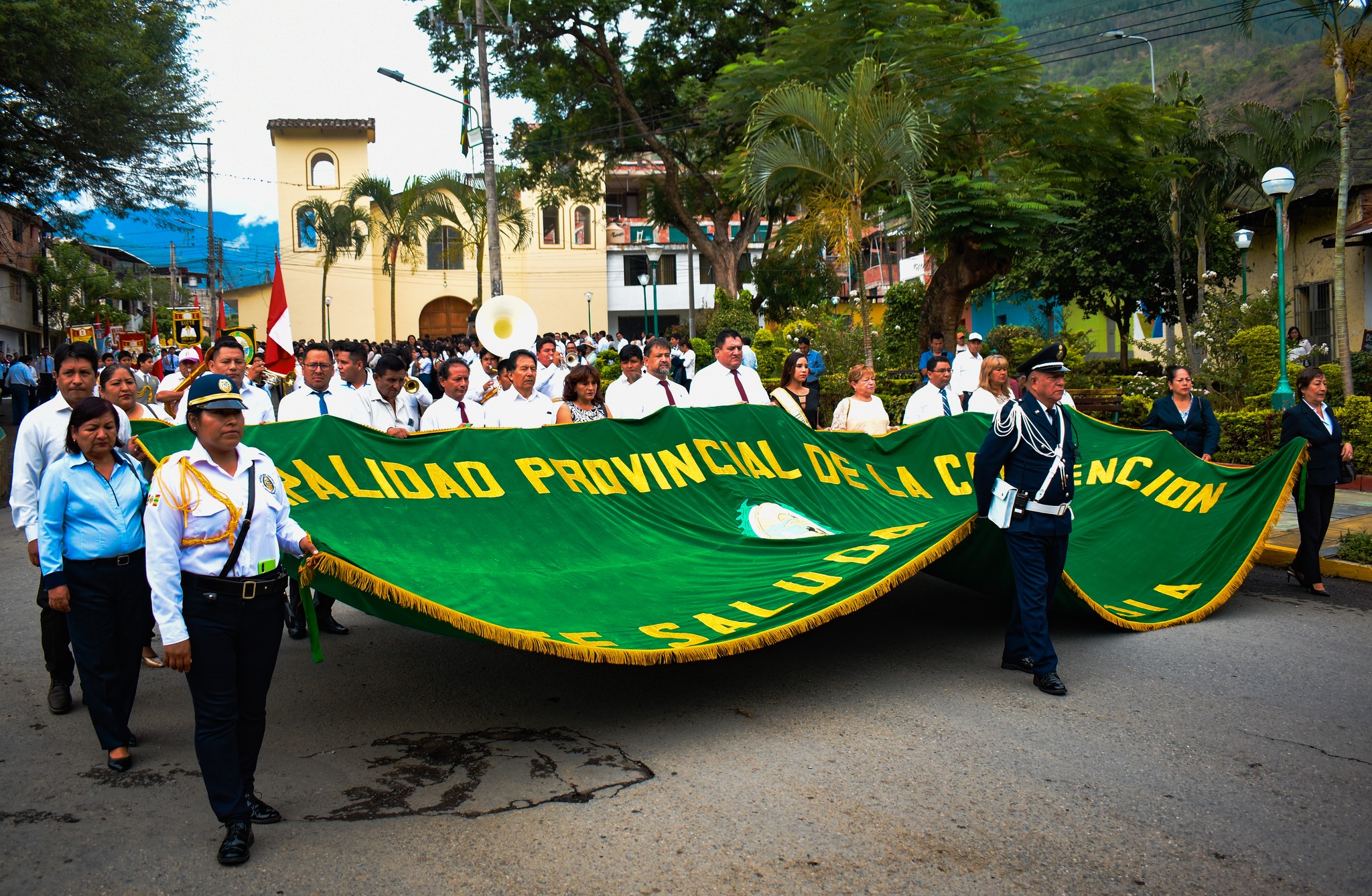Celebrando 105 años de grandeza paseo e izamiento de la bandera
