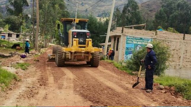 Seguimos mejorando las vías en nuestros centros poblados, estos trabajos no se han detenido y recorrerán todos los espacios de la provincia en beneficios de los cajamarquinos. En esta oportunidad, nuestra maquinaria amarilla viene realizando trabajos en el Centro Poblado Río Grande. 